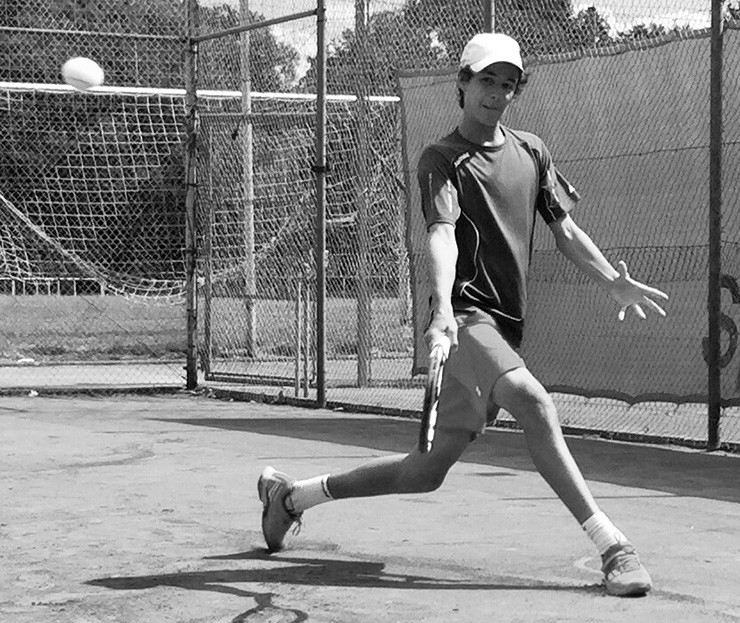 Gian Luca Tanner spielt nun in der höchsten Junioren Klasse im Tennis